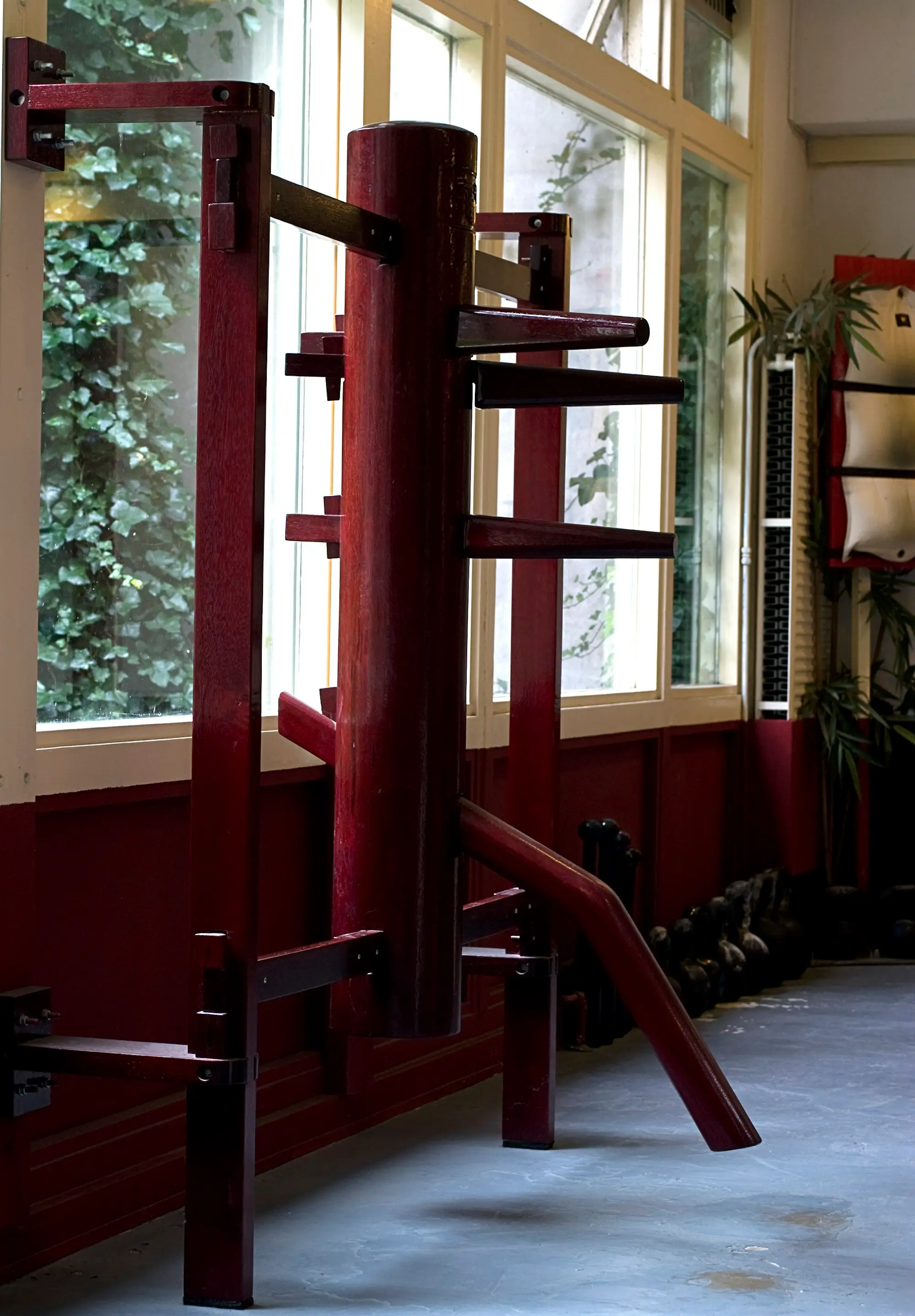 Houten trainingspop in een traditionele Kung Fu-trainingsruimte